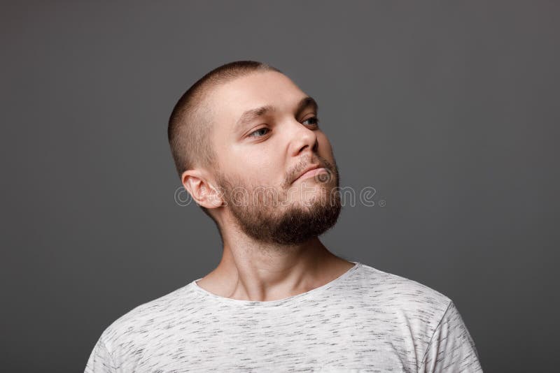 Porträt des jungen stolzen Mannes lizenzfreie stockfotos