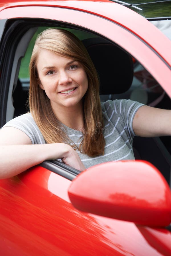 Porträt des jungen weiblichen Fahrers In Car stockbilder Porträt des jungen weiblichen Fahrers In Car stockbilder