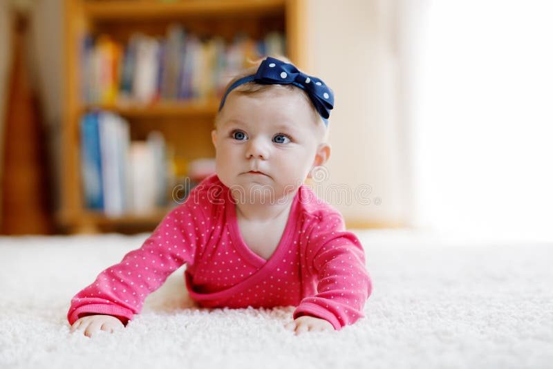 Porträt des kleinen kleinen Babys von 5 Monaten zuhause zu Hause stockbild Porträt des kleinen kleinen Babys von 5 Monaten zuhause zu Hause stockbild