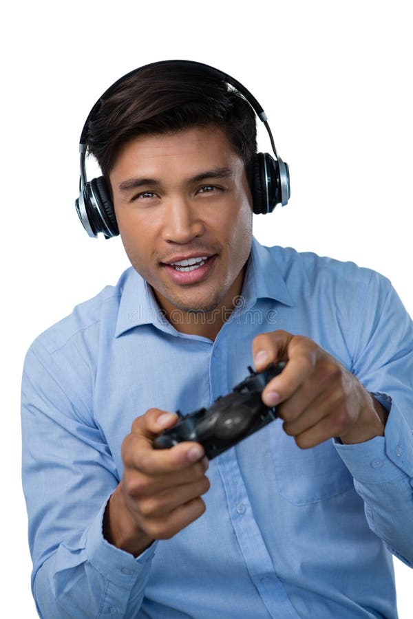 Porträt des lächelnden jungen Geschäftsmannes, der Videospiel spielt