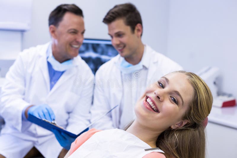 Porträt des lächelnden weiblichen Patienten, der auf zahnmedizinischem Stuhl sitzt lizenzfreie stockfotografie Porträt des lächelnden weiblichen Patienten, der auf zahnmedizinischem Stuhl sitzt lizenzfreie stockfotografie