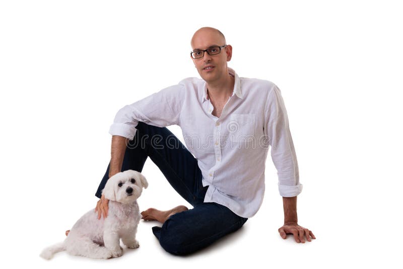 Porträt des Mannes und des maltesischen Hundes auf dem Boden im Studio, lokalisiert lizenzfreies stockfoto Porträt des Mannes und des maltesischen Hundes auf dem Boden im Studio, lokalisiert lizenzfreies stockfoto