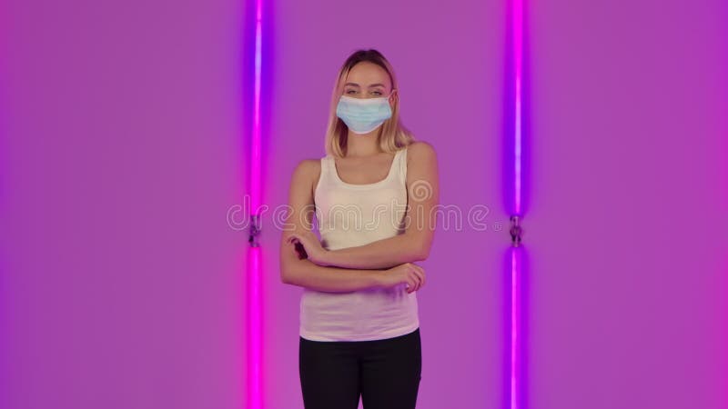 Porträt des modernen Modells wird an und dann die medizinische Schutzmaske. junge Blondine in Weiß zufälligem stock video