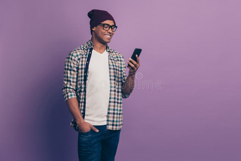 Porträt des netten Positivs tausendjährig mit dem Strahlen des toothy Lächelns unter Verwendung des Haltens des modernen Gerä lizenzfreies stockfoto Porträt des netten Positivs tausendjährig mit dem Strahlen des toothy Lächelns unter Verwendung des Haltens des modernen Gerä lizenzfreies stockfoto