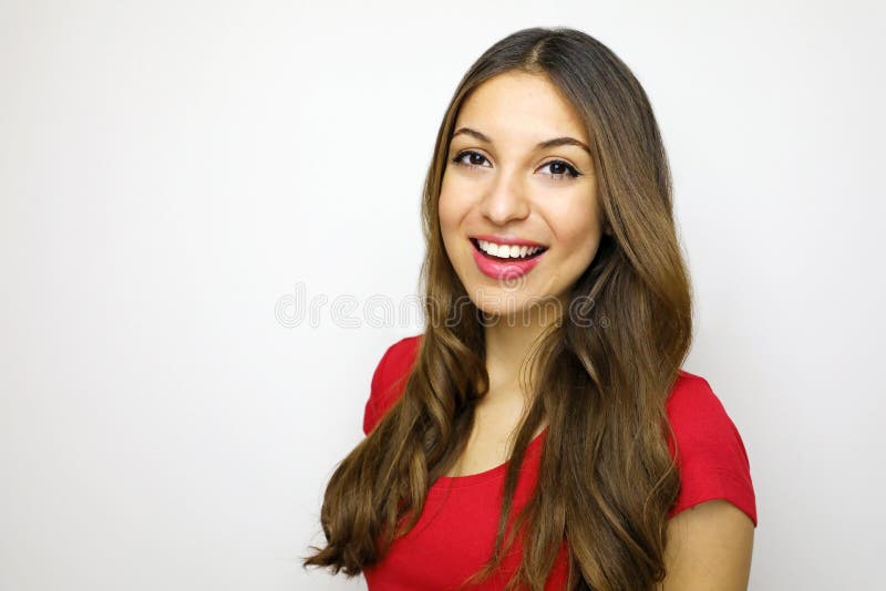 Porträt des netten schönen Mädchens mit rotem T-Shirt Attraktive junge Frau, die zur Kamera auf weißem Hintergrund schaut lizenzfreies stockfoto Porträt des netten schönen Mädchens mit rotem T-Shirt Attraktive junge Frau, die zur Kamera auf weißem Hintergrund schaut lizenzfreies stockfoto