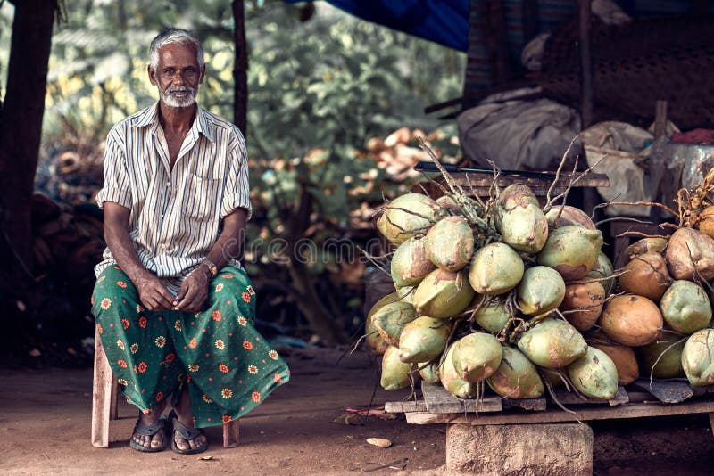 Porträt des nicht identifizierten indischen Mannes mit coconats lizenzfreies stockfoto Porträt des nicht identifizierten indischen Mannes mit coconats lizenzfreies stockfoto