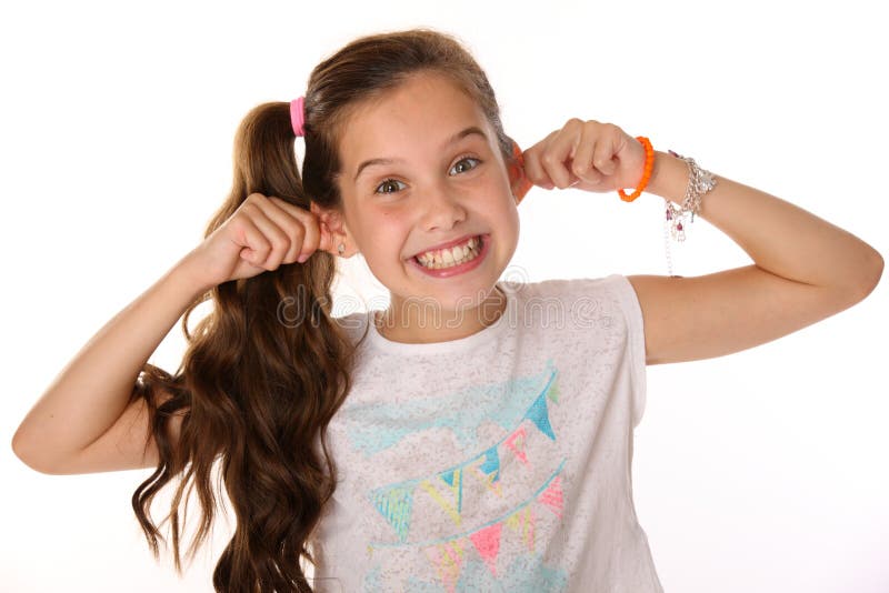Porträt des schönen netten Brunettekindermädchens errichtet einen smileygesichtsaffen lizenzfreie stockfotos
