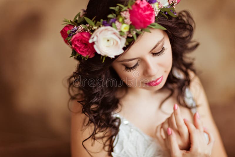 Porträt des schönen sinnlichen Brunettemädchens in eine Weißspitze dres lizenzfreie stockfotos Porträt des schönen sinnlichen Brunettemädchens in eine Weißspitze dres lizenzfreie stockfotos