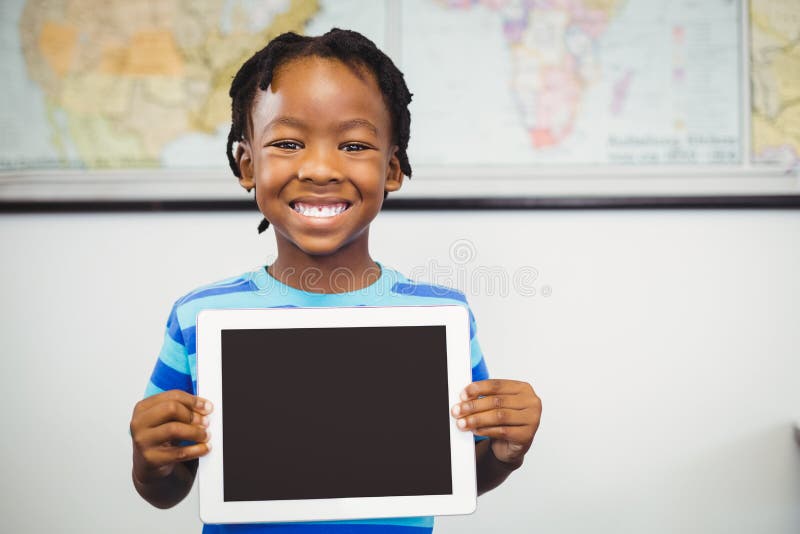 Porträt des Schülers digitale Tablette im Klassenzimmer zeigend lizenzfreie stockbilder Porträt des Schülers digitale Tablette im Klassenzimmer zeigend lizenzfreie stockbilder
