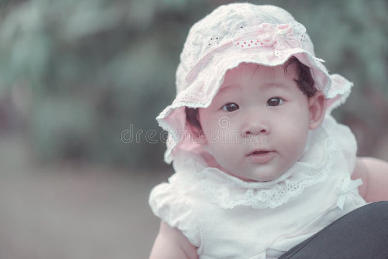 Porträt des süßen kleinen asiatischen Babys in der Weinleseart lizenzfreie stockfotos Porträt des süßen kleinen asiatischen Babys in der Weinleseart lizenzfreie stockfotos