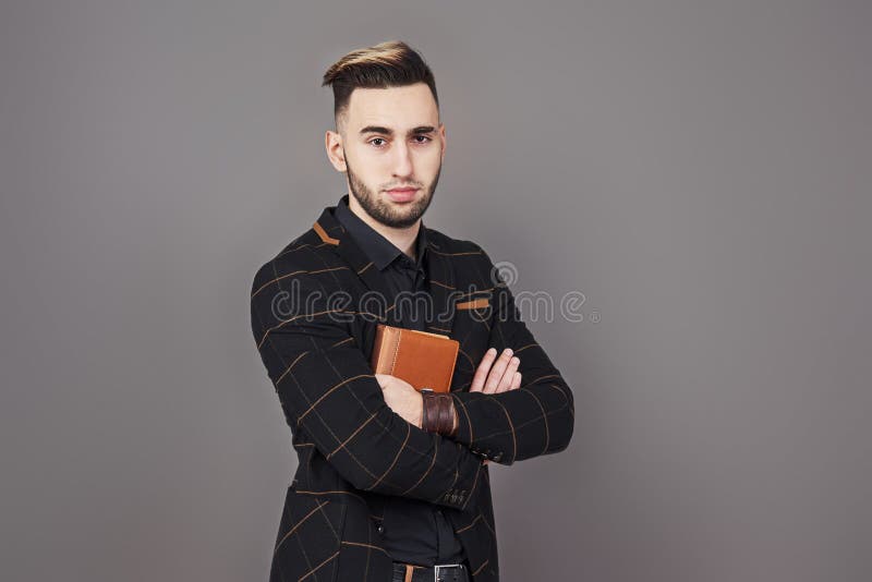 Porträt des toothy hübschen bärtigen Mannes mit Buch auf Händen lizenzfreies stockfoto Porträt des toothy hübschen bärtigen Mannes mit Buch auf Händen lizenzfreies stockfoto