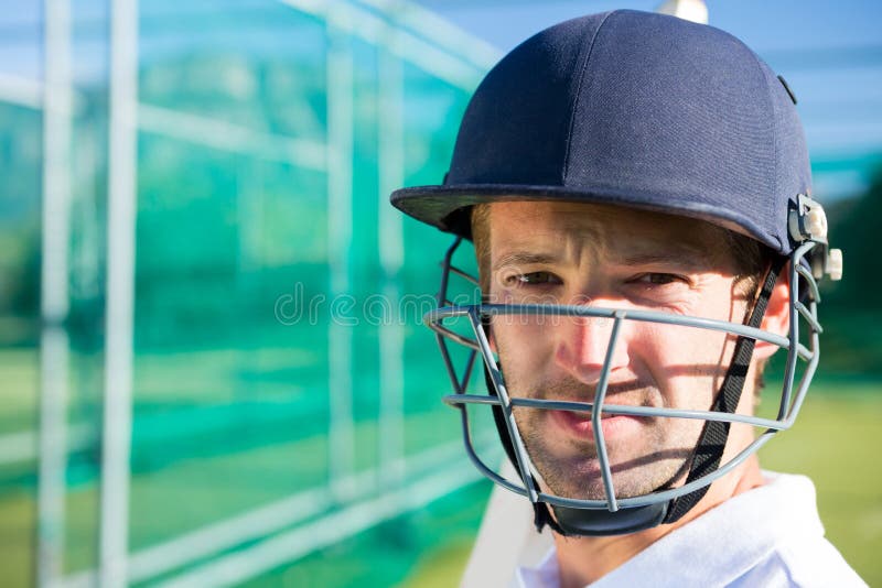 Porträt des tragenden Sturzhelms des Kricketspielers stockfotografie Porträt des tragenden Sturzhelms des Kricketspielers stockfotografie