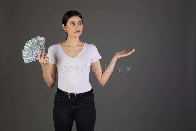 Porträt des traurigen brunette Mädchens des Umkippens im weißen T-Shirt stockfotografie Porträt des traurigen brunette Mädchens des Umkippens im weißen T-Shirt stockfotografie