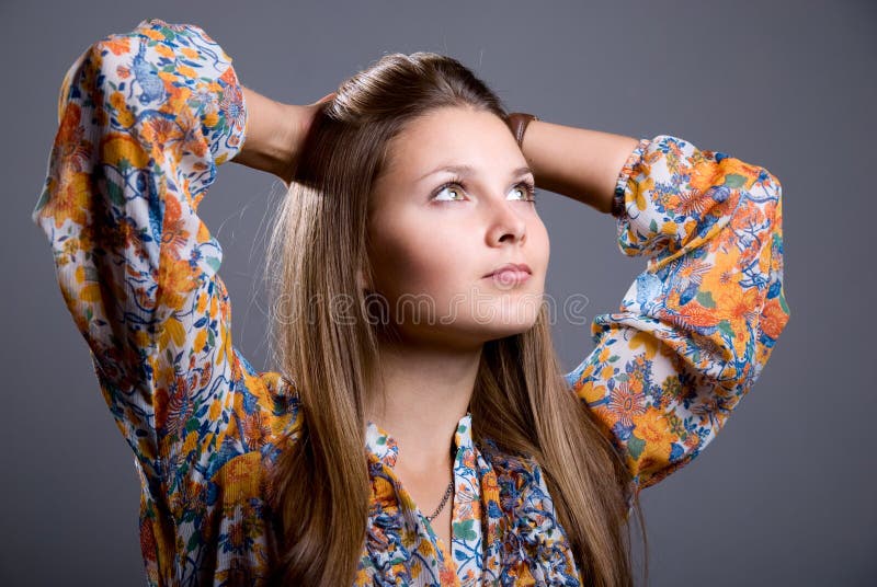 Porträt des Träumens des schönen Mädchens mit heller farbiger Bluse L stockfotos Porträt des Träumens des schönen Mädchens mit heller farbiger Bluse L stockfotos