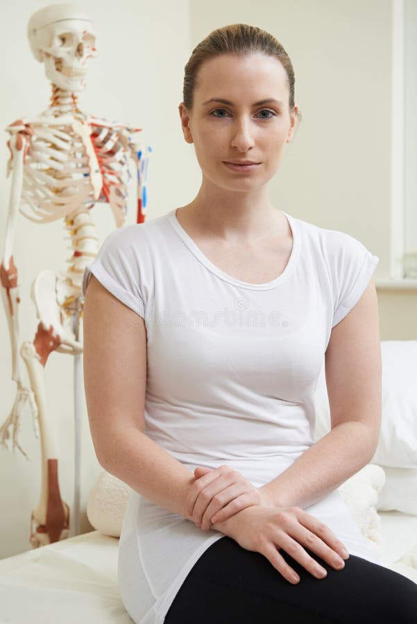Porträt des weiblichen Osteopathen in Sprechzimmer lizenzfreie stockfotografie Porträt des weiblichen Osteopathen in Sprechzimmer lizenzfreie stockfotografie