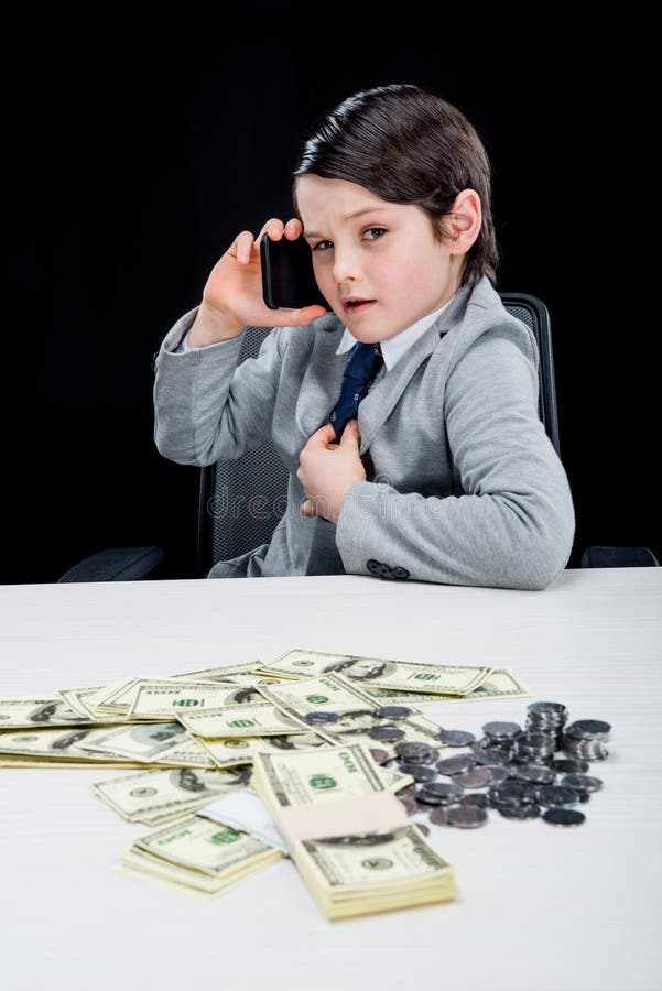 Porträt des überzeugten Jungen Geschäftsmann spielend und auf Smartphone sprechend stockfoto Porträt des überzeugten Jungen Geschäftsmann spielend und auf Smartphone sprechend stockfoto