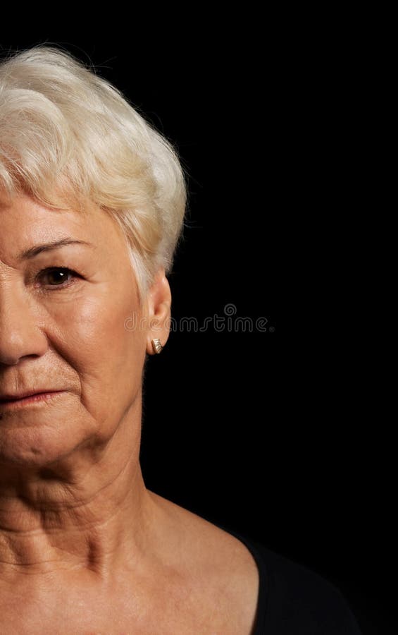 Porträt einer alten attraktiven Dame über Schwarzem stockbilder Porträt einer alten attraktiven Dame über Schwarzem stockbilder