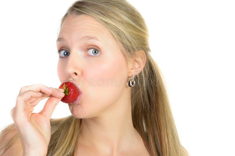 Porträt einer durchdachten blonden Schönheit, die Erdbeeren isst lizenzfreie stockbilder Porträt einer durchdachten blonden Schönheit, die Erdbeeren isst lizenzfreie stockbilder