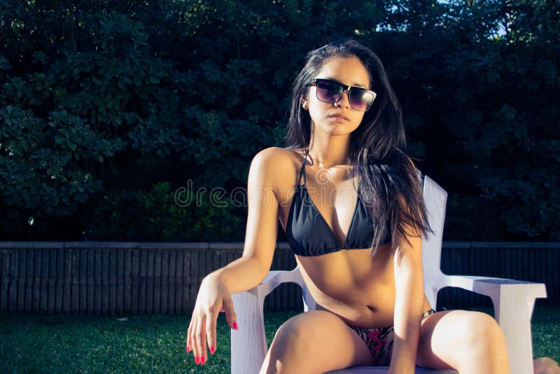Porträt einer Frau in der Sommerzeit stockbilder Porträt einer Frau in der Sommerzeit stockbilder