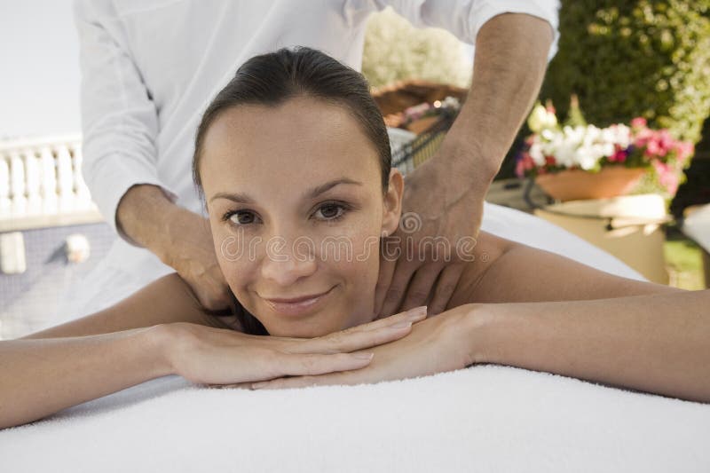 Porträt einer Frau, die Schulter-Massage empfängt stockbild Porträt einer Frau, die Schulter-Massage empfängt stockbild