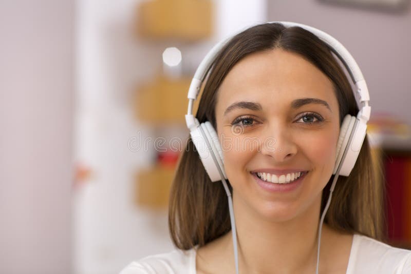 Porträt einer Frau, die zu Hause Musik hört stockbild Porträt einer Frau, die zu Hause Musik hört stockbild