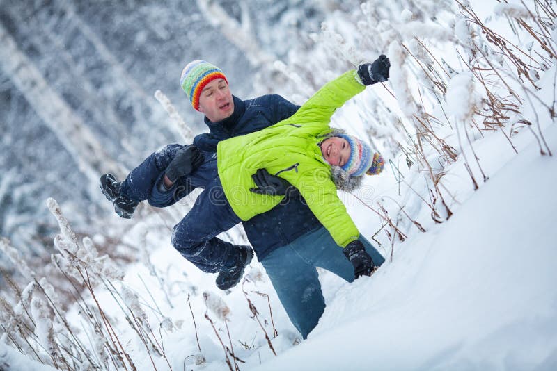 Porträt einer glücklichen Familie im Winterpark Vater, Sohn und wenig Tochterlachen stockbilder Porträt einer glücklichen Familie im Winterpark Vater, Sohn und wenig Tochterlachen stockbilder