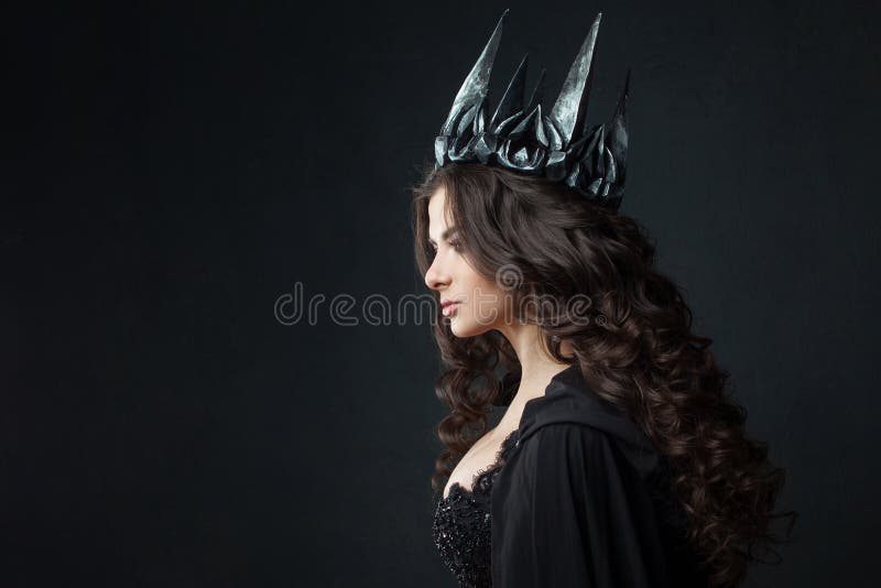 Porträt einer gotischen Prinzessin Schöne junge Brunettefrau in der Metallkrone und im schwarzen Mantel stockfotos Porträt einer gotischen Prinzessin Schöne junge Brunettefrau in der Metallkrone und im schwarzen Mantel stockfotos