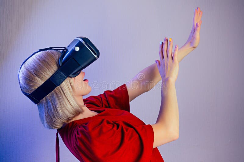 Porträt einer jungen attraktiven erstaunt Frau mit blondem Haar in der Helmbrille der virtuellen Realität schockiert und schockie stockfotografie Porträt einer jungen attraktiven erstaunt Frau mit blondem Haar in der Helmbrille der virtuellen Realität schockiert und schockie stockfotografie