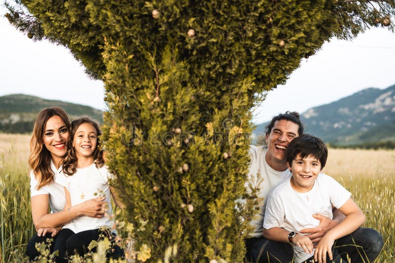 Porträt einer jungen Familie lächelnd und glücklich, die Kamera auf der Außenseite betrachtend stockfoto Porträt einer jungen Familie lächelnd und glücklich, die Kamera auf der Außenseite betrachtend stockfoto