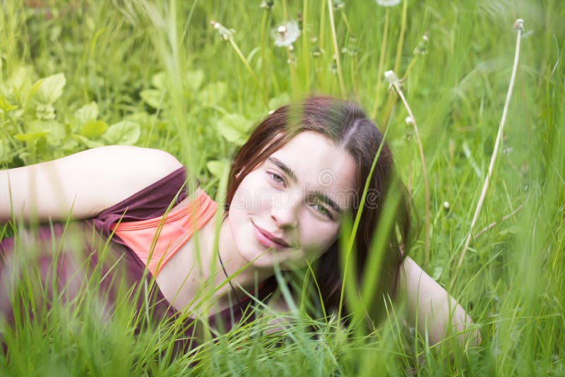 Porträt einer jungen Frau lizenzfreie stockfotos Porträt einer jungen Frau lizenzfreie stockfotos