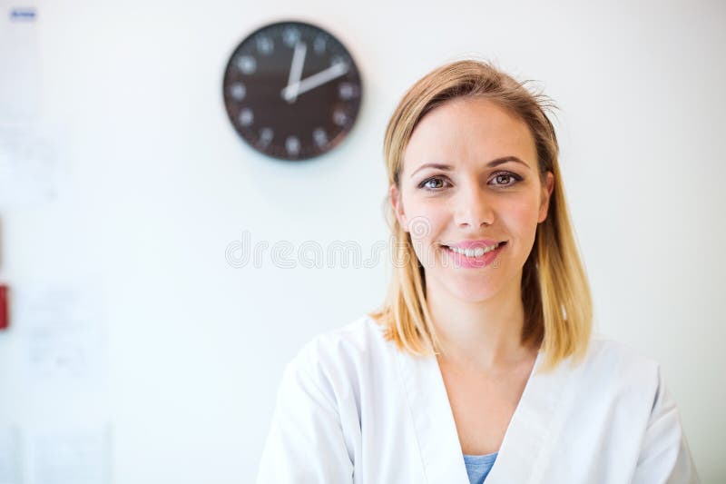 Porträt einer jungen freundlichen weiblichen Krankenschwester oder des Doktors lizenzfreie stockfotografie Porträt einer jungen freundlichen weiblichen Krankenschwester oder des Doktors lizenzfreie stockfotografie