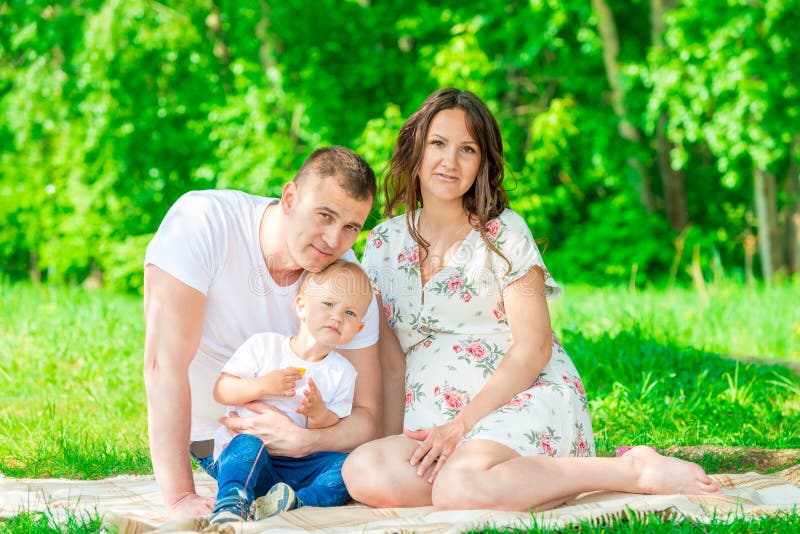 Porträt einer jungen glücklichen Familie in Erwartung eines Babys, verscheuchen lizenzfreie stockfotos Porträt einer jungen glücklichen Familie in Erwartung eines Babys, verscheuchen lizenzfreie stockfotos