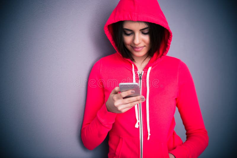 Porträt einer jungen Schönheit mit Smartphone lizenzfreies stockbild Porträt einer jungen Schönheit mit Smartphone lizenzfreies stockbild