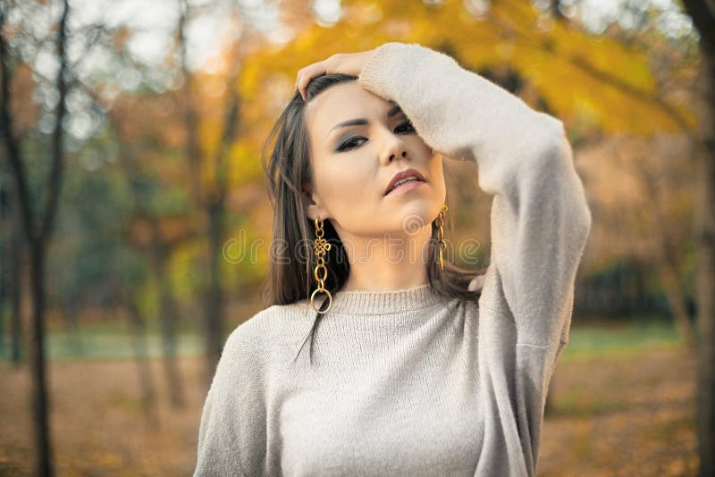 Porträt einer jungen stolzen, starken und unabhängigen gemischten Rassenfrau vor dem Hintergrund der Herbstnatur stockfoto