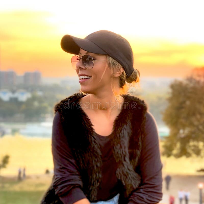 Porträt einer lächelnden jungen Frau in Sonnenuntergang im Freien stockfoto Porträt einer lächelnden jungen Frau in Sonnenuntergang im Freien stockfoto