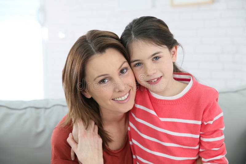 Porträt einer Mutter und der Tochter zu Hause lizenzfreies stockbild Porträt einer Mutter und der Tochter zu Hause lizenzfreies stockbild