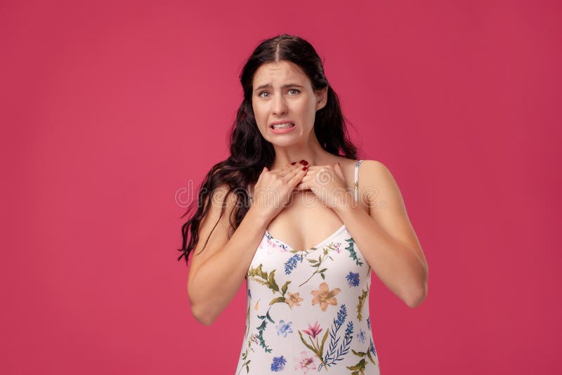 Portr?t einer recht jungen Frau in einer hellen Kleiderstellung auf rosa Hintergrund im Studio Aufrichtige Gef?hle der Leute stockfotografie Portr?t einer recht jungen Frau in einer hellen Kleiderstellung auf rosa Hintergrund im Studio Aufrichtige Gef?hle der Leute stockfotografie