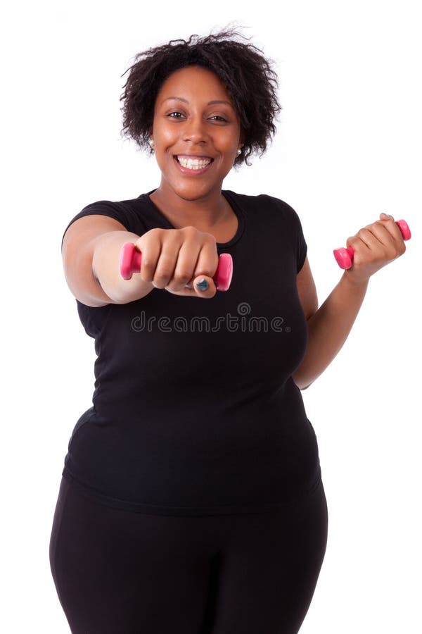 Porträt einer schwarzen fetthaltigen Frau, die mit Hanteln ausarbeitet -
