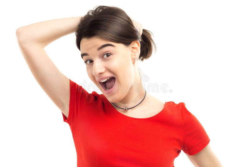Porträt einer schönen aufgeregten jungen Frau, die das rote T-Shirt hält ihr Haar, weißen Hintergrund, Studiotrieb trägt lizenzfreie stockbilder Porträt einer schönen aufgeregten jungen Frau, die das rote T-Shirt hält ihr Haar, weißen Hintergrund, Studiotrieb trägt lizenzfreie stockbilder
