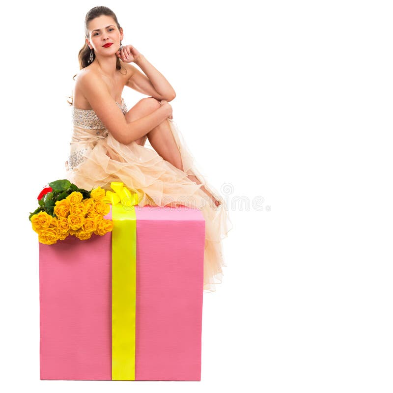Porträt einer schönen glücklichen Frau mit einem großen Geschenk lizenzfreie stockfotografie Porträt einer schönen glücklichen Frau mit einem großen Geschenk lizenzfreie stockfotografie
