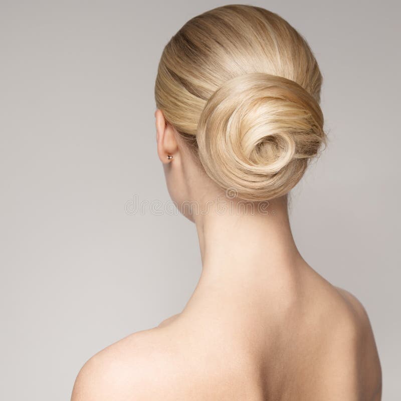 Porträt einer schönen jungen blonden Frau mit Brötchen-Frisur stockfotografie Porträt einer schönen jungen blonden Frau mit Brötchen-Frisur stockfotografie