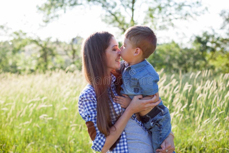 Porträt einer schönen Mutter mit einer jungen Sohnfreienreise stockfotografie Porträt einer schönen Mutter mit einer jungen Sohnfreienreise stockfotografie