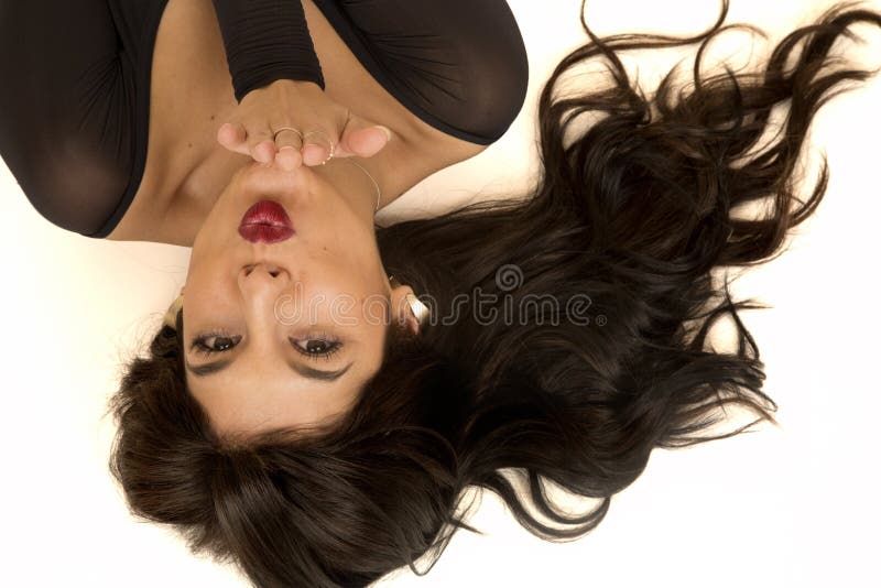 Porträt einer Schönheit, die einen Kuss durchbrennend niederlegt stockbild Porträt einer Schönheit, die einen Kuss durchbrennend niederlegt stockbild