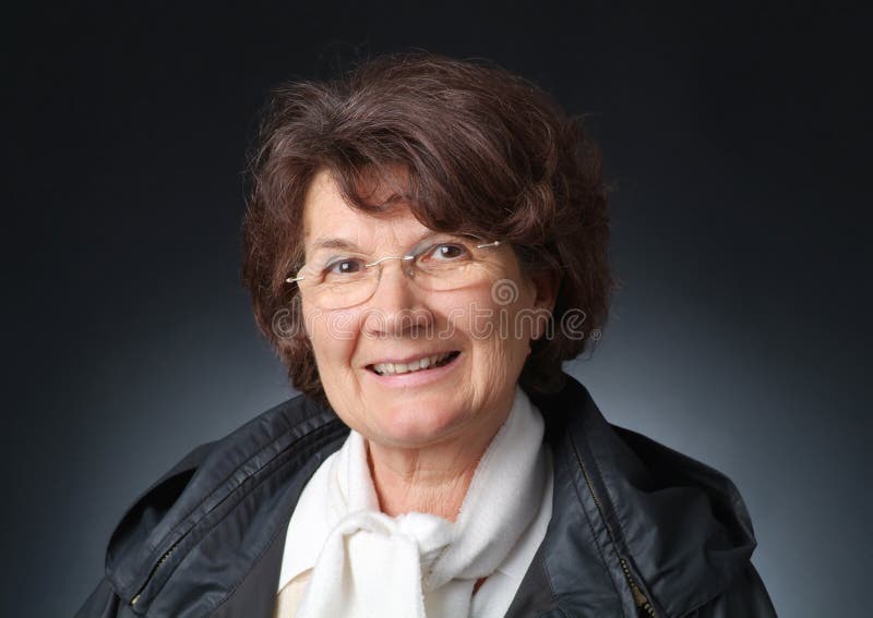 Porträt einer senoir Dame - Geben eines Lächelns stockfotografie Porträt einer senoir Dame - Geben eines Lächelns stockfotografie
