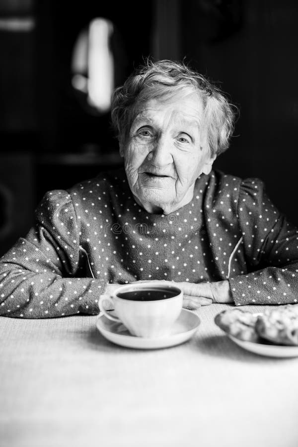 Porträt einer älteren Frau mit einer Tasse Tee lizenzfreie stockfotos Porträt einer älteren Frau mit einer Tasse Tee lizenzfreie stockfotos