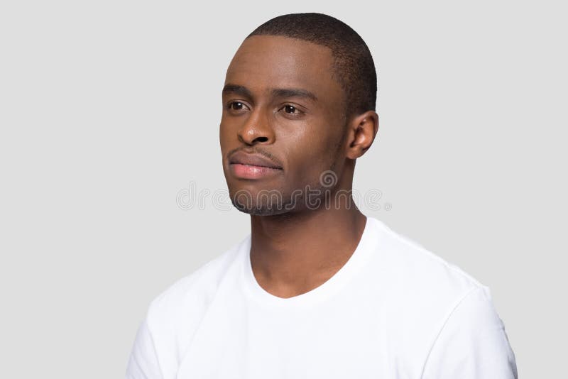 Porträt eines attraktiven, selbstbewussten, tausendjährigen afrikanischen Amerikaners stockbild