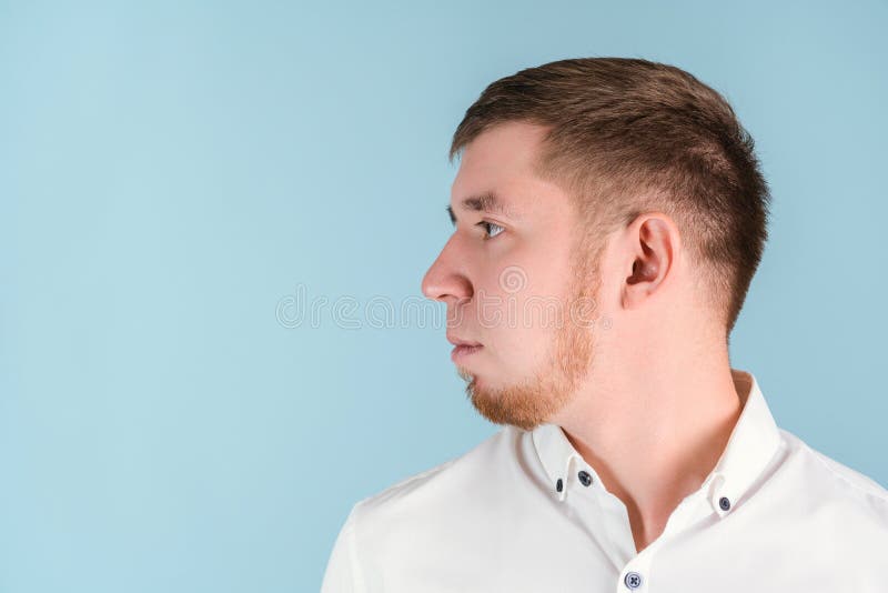 Porträt eines bärtigen Mannes im Profil, der seinen Kopf in den rechten kopyspace verwandelt stockfotografie