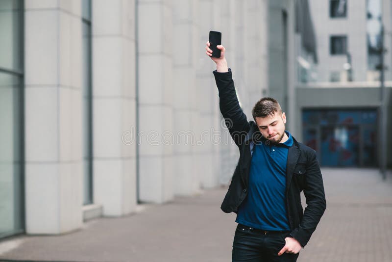 Porträt eines erfolgreichen Geschäftsmannes, der ein bedeutendes Abkommen unterzeichnet hat lizenzfreie stockfotos Porträt eines erfolgreichen Geschäftsmannes, der ein bedeutendes Abkommen unterzeichnet hat lizenzfreie stockfotos