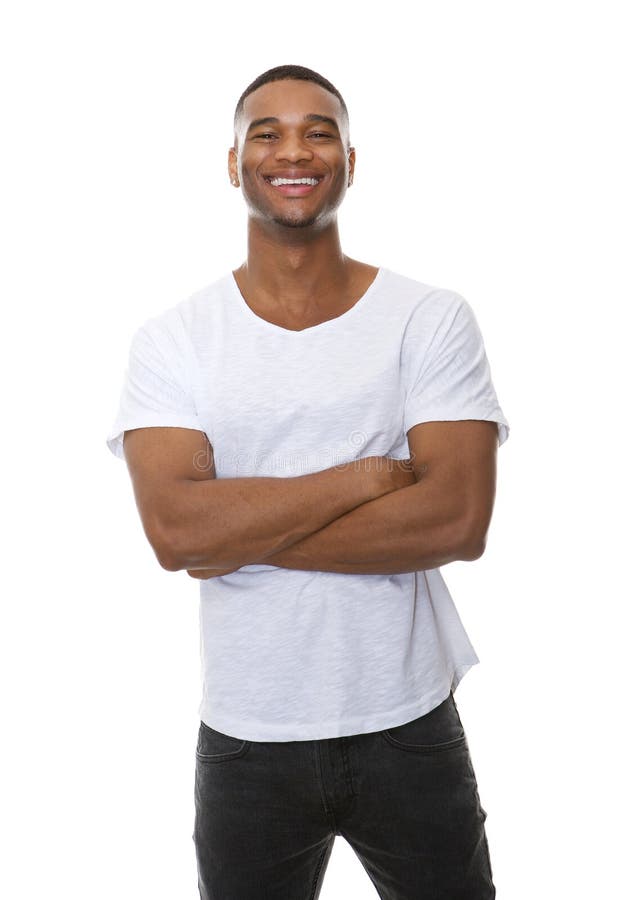 Porträt eines freundlichen jungen Mannes, der mit den Armen gekreuzt lächelt stockbild Porträt eines freundlichen jungen Mannes, der mit den Armen gekreuzt lächelt stockbild