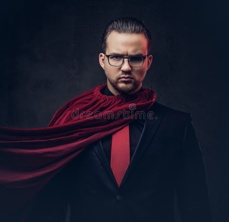 Porträt eines Geniesuperhelden in einem schwarzen Anzug mit einer roten Bindung auf einem dunklen Hintergrund lizenzfreies stockfoto Porträt eines Geniesuperhelden in einem schwarzen Anzug mit einer roten Bindung auf einem dunklen Hintergrund lizenzfreies stockfoto